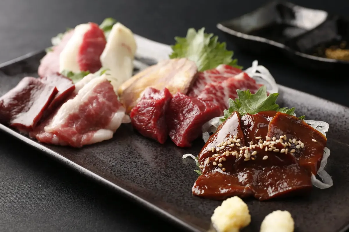 馬肉×ワイン 気まぐれバル 恵比寿 Whimの馬刺しの盛り合わせ
