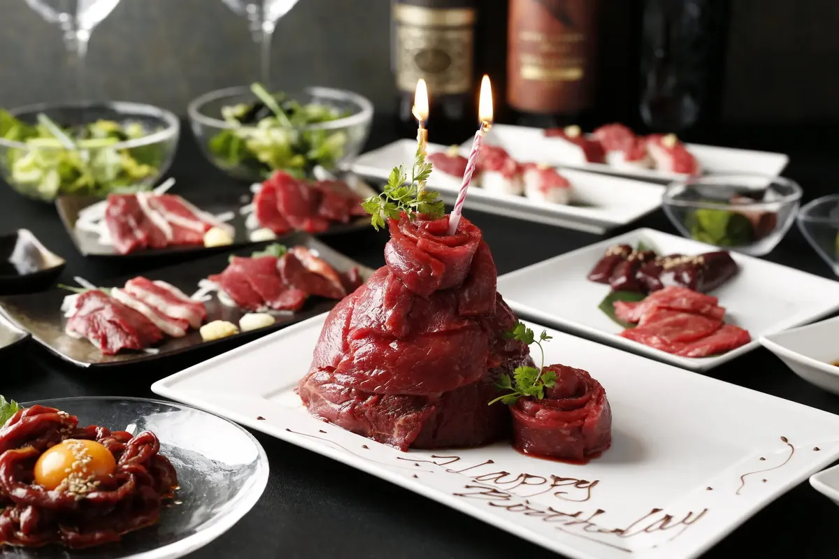 馬肉×ワイン 気まぐれバル 恵比寿 Whimの誕生日の肉ケーキ
